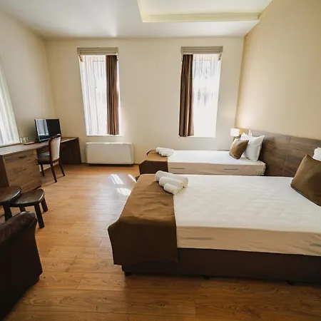 хотел театъръ 2* Pleven