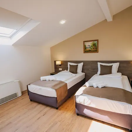 хотел театъръ 2*