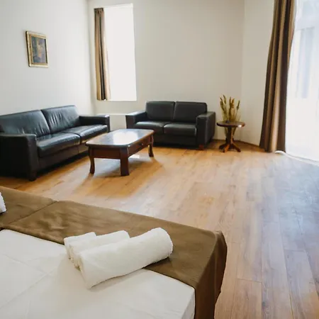 театъръ Hotel 2*